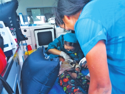 小生生被救出后立即送上救護(hù)車