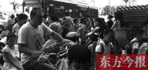 9月4日下午，文化路一小附近，大批陪讀家長接孩子。