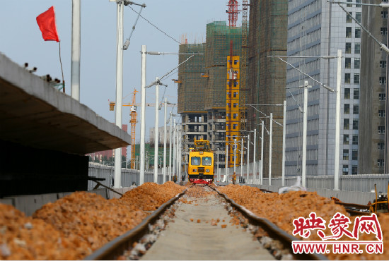 工程車在鋪好的軌道上忙碌不停。