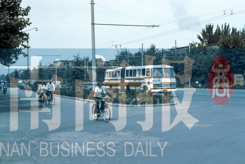 1983年的建設(shè)路，已經(jīng)有了電車