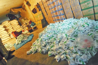 大袋的飼料添加劑氯化鈉經(jīng)過仿冒加工，就變成了小袋的食用碘鹽。