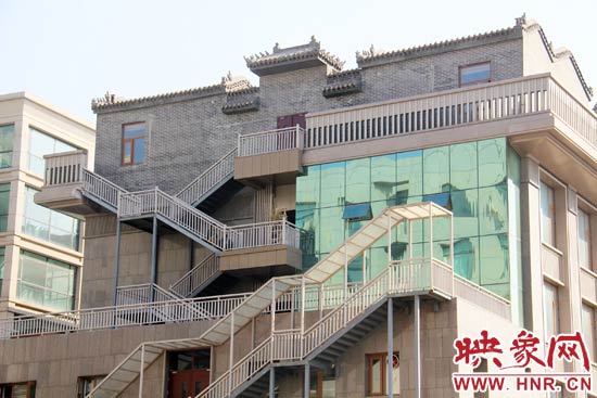 這座建筑的背面，已建好步梯。