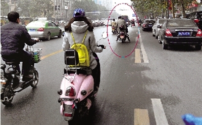 女摩的司機騎得飛快，闖了3次紅燈