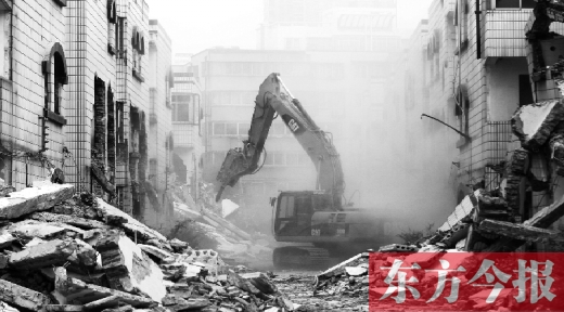 昨日，鄭州市棗莊社區(qū)拆遷現(xiàn)場，揚(yáng)塵漫天，附近居民叫苦不迭