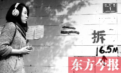 昨日，東方今報(bào)記者走訪農(nóng)業(yè)路沿線，看見“拆”字已上墻