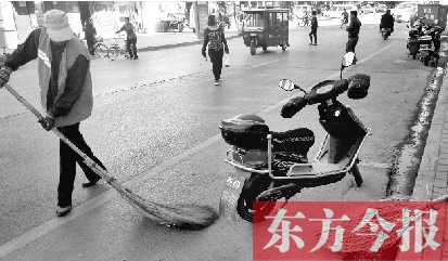 昨日，鄭州市中州大道上，穿梭于車(chē)流中上崗的環(huán)衛(wèi)工