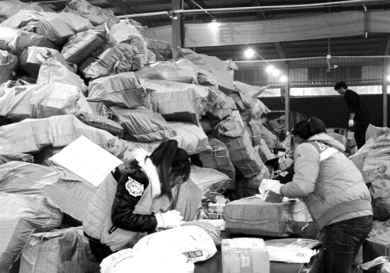 “雙十一”過后快遞業(yè)迎來投遞高峰，鄭州一家快遞公司網(wǎng)點內(nèi)，快遞堆積如山，分揀員24小時不間斷工作