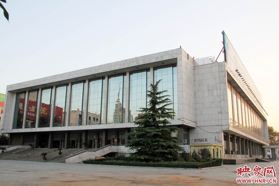 省人民會(huì)堂樓頂西側(cè)的廣告牌已經(jīng)全部拆除完畢，現(xiàn)場(chǎng)的施工人員和機(jī)械設(shè)備已經(jīng)全部撤離。