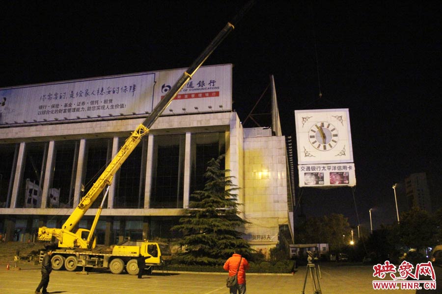 23點(diǎn)左右，位于樓頂東南角的第一塊牌被卸掉。