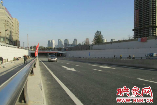 紅專路下穿中州大道隧道工程西起紅專路與姚寨路交叉口，東至紅專路與龍湖外環(huán)路交叉口。