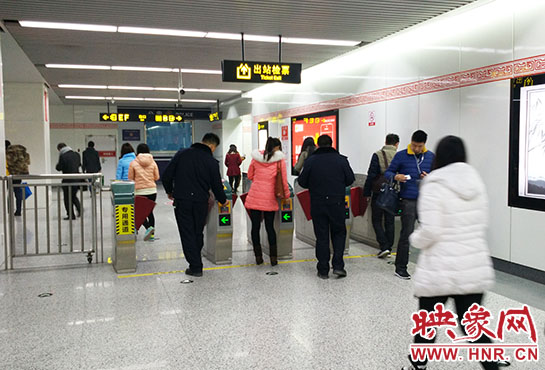 出站閘機口并沒有地鐵工作人員。