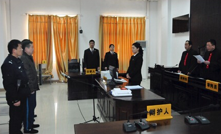 審判現(xiàn)場(chǎng) 圖片來源：豫法陽(yáng)光微博
