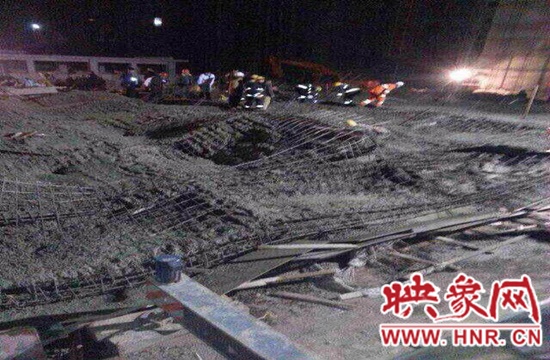 圖為事故現(xiàn)場(chǎng)情況，當(dāng)?shù)厝罕姽﹫D。