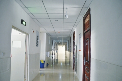 像這樣的攝像頭，宿舍樓里每層安裝了7個。