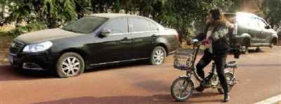 緊臨西三環(huán)一小區(qū)門口停的轎車，8輛車車胎被扎