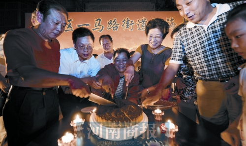 2008年9月14日，老鄰居們?yōu)楦咝潞Ｅe辦中秋賞月會(huì) 井勇/供圖