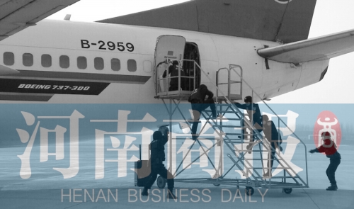 反恐特警準(zhǔn)備上飛機