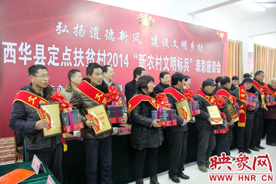 活動(dòng)現(xiàn)場，領(lǐng)導(dǎo)們向獲得“文明好家庭”、“文明好孝賢”、“文明好青年”、“文明好媳婦”、“文明好學(xué)生”