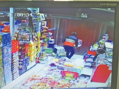 監(jiān)控中顯示，當時竊賊抱起募捐箱就跑。