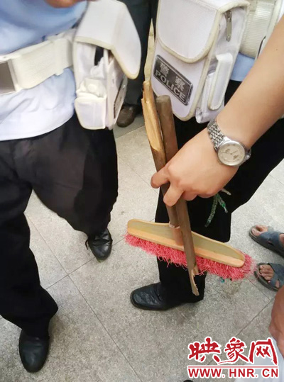 老太從環(huán)衛(wèi)工手中奪過(guò)掃帚，用腳踩斷，用力向環(huán)衛(wèi)工人的手上和腿上敲去。