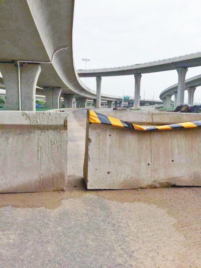  京廣快速路北延地面道路北三環(huán)入口處，一排石墩擋道，不讓入內(nèi)。