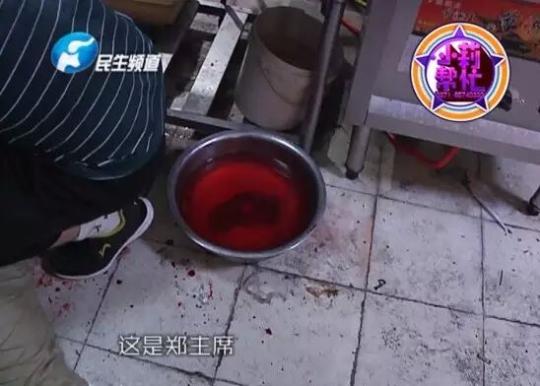 老板竟突然在廚房?jī)?nèi)割腕自殺!發(fā)現(xiàn)意外情況后，小莉趕緊對(duì)傷者進(jìn)行包扎，并撥打了120急救電話。