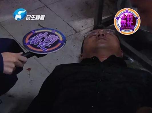 老板竟突然在廚房?jī)?nèi)割腕自殺!發(fā)現(xiàn)意外情況后，小莉趕緊對(duì)傷者進(jìn)行包扎，并撥打了120急救電話。