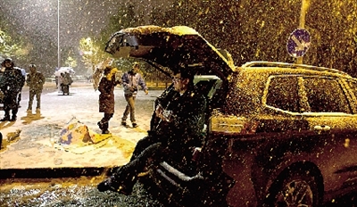 彈琴?gòu)椀绞种付紱](méi)知覺(jué)了，還在一首又一首地唱。