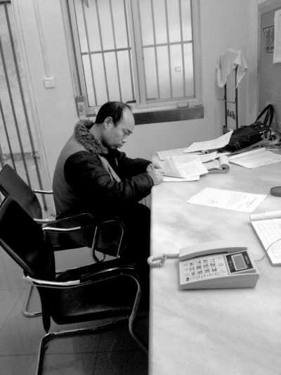 侯見志在看守所中簽署上訴書。律師供圖