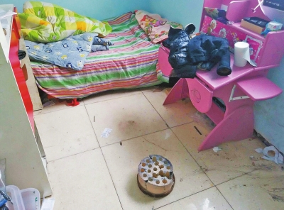 在理發(fā)店死者居住的臥室內(nèi)，地上放有一個大煤球。