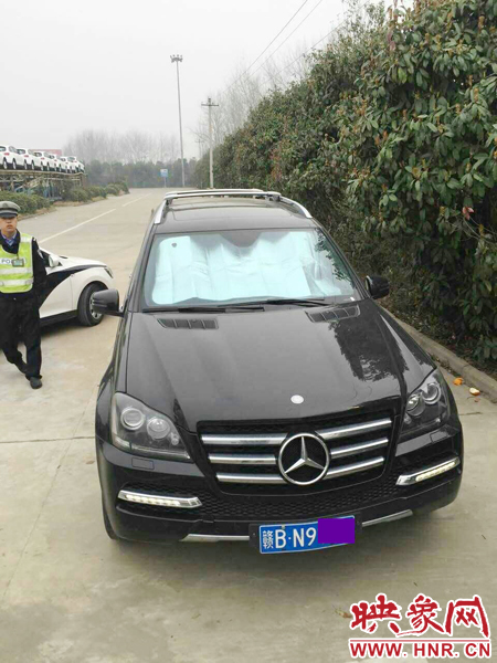 江西男子奔馳車中睡覺一氧化碳中毒，周口高速交警及時發(fā)現(xiàn)。