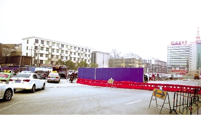 試圍擋后，車輛從西向東緩慢通行