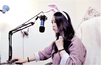 在一次直播中，小米戴上兔子頭飾，向網(wǎng)友賣萌