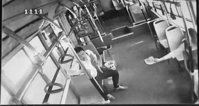 小情侶公交車上旁若無人吃西瓜，弄臟車廂環(huán)境引不滿。