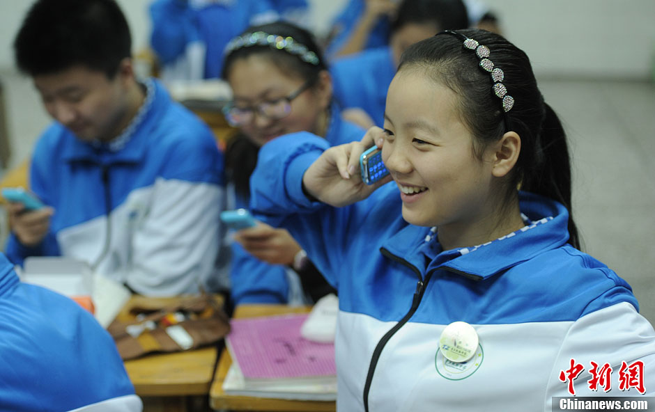 圖為一同學(xué)正在試手機(jī)的通話功能。