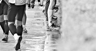 昨日，2013年北京馬拉松，因流動廁所和公廁有限，很多選手都“就地解決”，地面上“水”流成河。