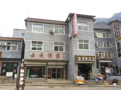 今年，胡萬(wàn)林涉嫌非法行醫(yī)的地點(diǎn)，就在這座農(nóng)家賓館內(nèi)。