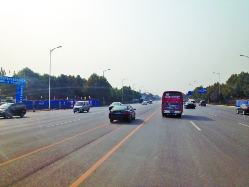 鄭開大道上隨處可見車輛駛?cè)腚p黃線超車,很危險。