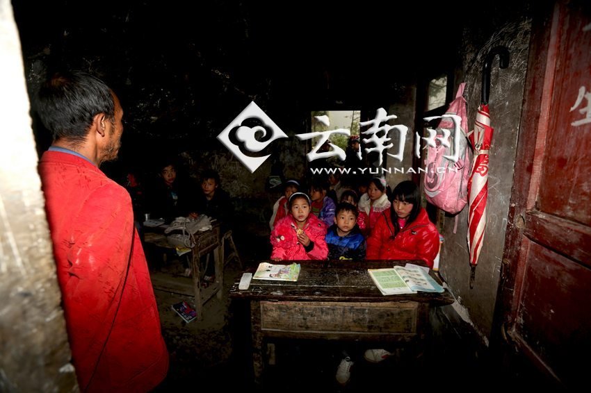 小學(xué)里只有兩個班，大點(diǎn)的孩子無法升入高年級，只得從一年級再讀起，就像復(fù)讀機(jī)。