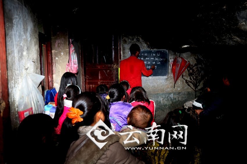 由于受到當(dāng)?shù)厝似缫?，大鍋圈的孩子們沒有外出求學(xué)的機(jī)會，只能在這樣的簡易房里學(xué)習(xí)