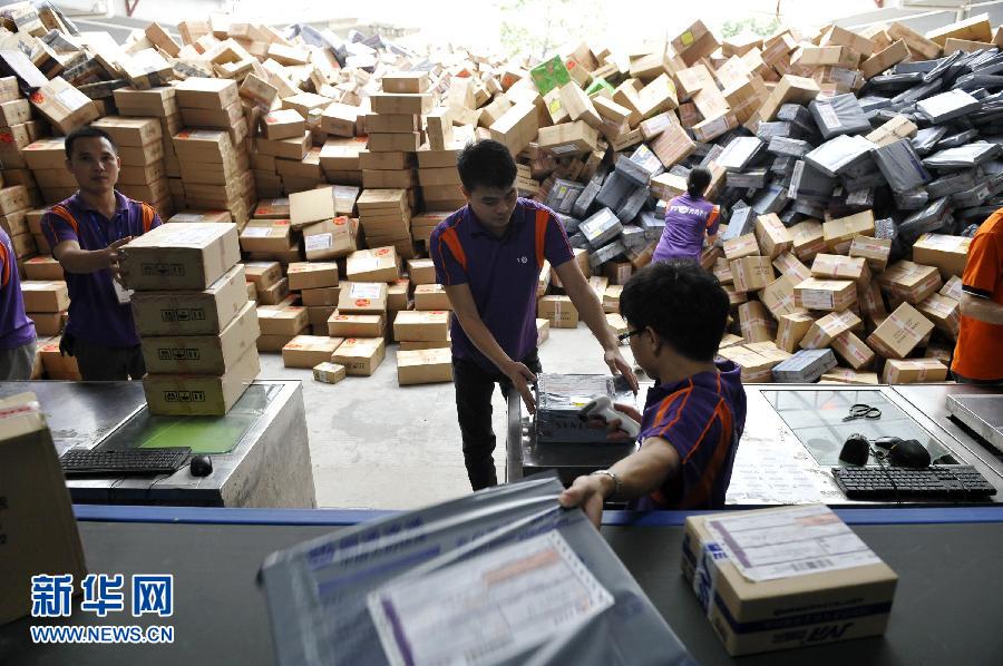 11月11日，在圓通公司廣州一處分揀站，工作人員加緊掃描快件。