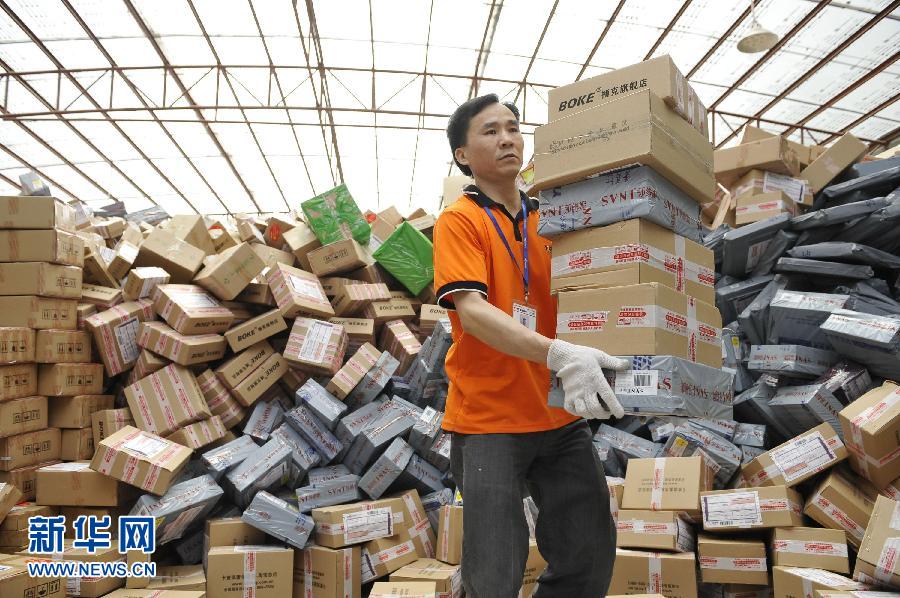 　11月11日，在圓通公司廣州一處分揀站，工作人員加緊處理堆積如山的快件。