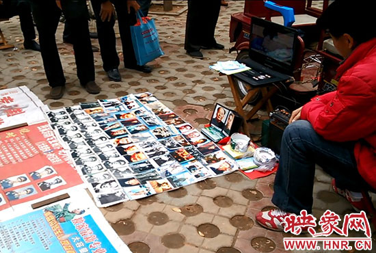 這位攤主自稱“掌握很多國家領(lǐng)導人的獨家機密”