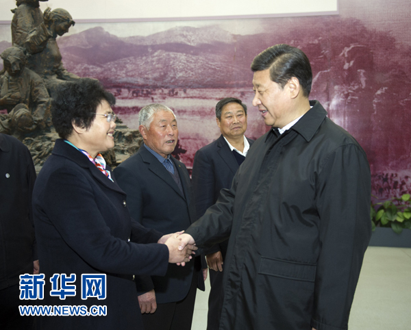 25日上午，習(xí)近平在臨沂華東革命烈士陵園參觀沂蒙精神展并會(huì)見當(dāng)?shù)叵冗M(jìn)模范和當(dāng)年支前模范后代代表。