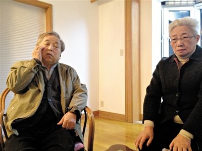 前晚，年過七旬的劉光嘉及妻子向記者講述強(qiáng)拆經(jīng)過。