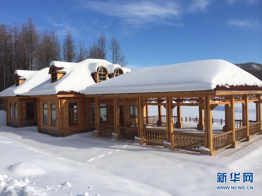 圖為穗豐園里的實(shí)木亭子（2013年12月8日攝）。