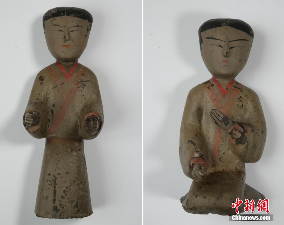 圖為出土的彩繪木俑。