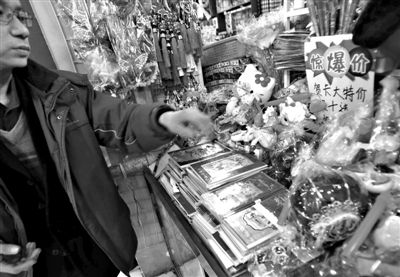 12月27日，世紀(jì)天鼎購(gòu)物廣場(chǎng)的一位商戶表示，今年的賀卡明顯沒有前幾年好賣。新京報(bào)記者 王貴彬 攝