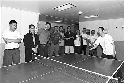 5日，“雪龍”號上的科考隊員在進行乒乓球比賽。新華社發(fā)