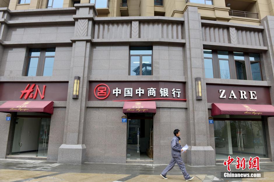 “知名大牌”集結(jié)無(wú)錫某樓盤商業(yè)街 細(xì)看全是“李鬼” “知名大牌”集結(jié)無(wú)錫某樓盤商業(yè)街 細(xì)看全是“李鬼”